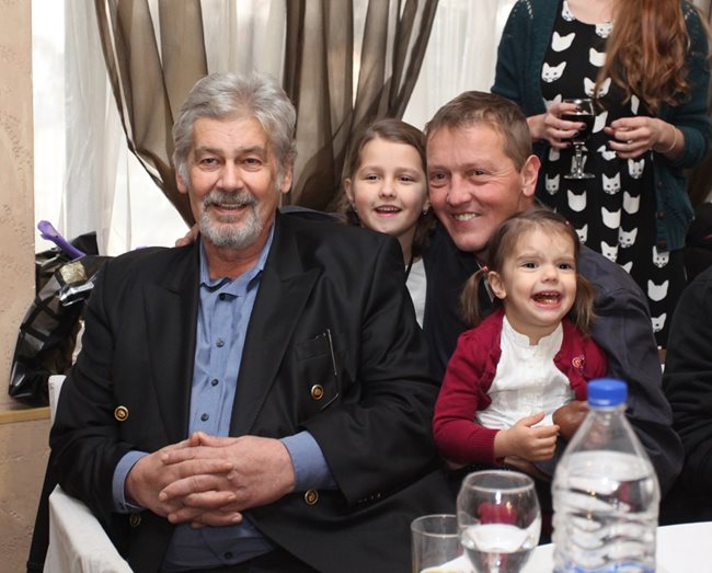 Валери Йорданов с Мастера и двете си деца