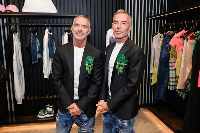 Дийн и Дан Кейтън позират за снимка в магазина на Dsquared2 в столицата.