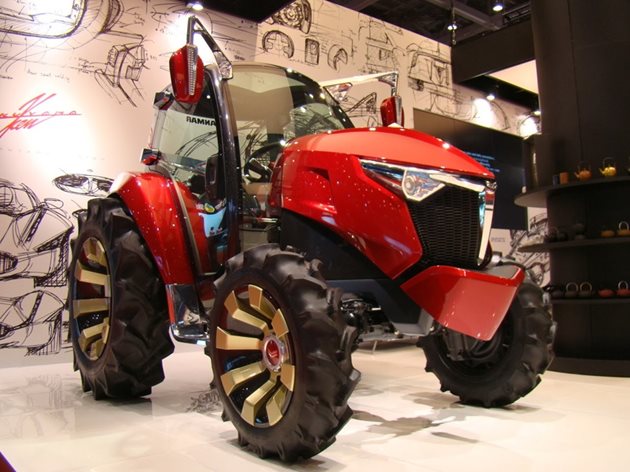 Японският производител Yanmar представи Auto Tractor - превозно средство с оператор и самостоятелно работещи функции, и Robot Tractor - първият напълно автономен безпилотен трактор, който се продава в търговската мрежа
