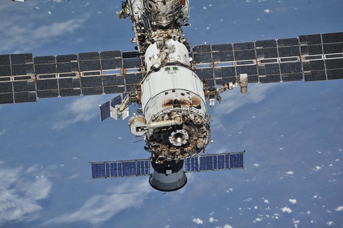Руски снимачен екип се връща от Международната космическа станция, където снима филм.