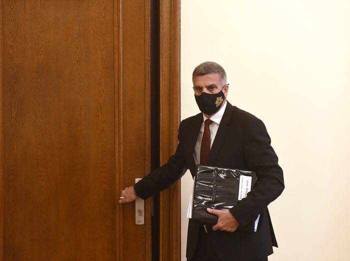 Служебният премиер Стефан Янев влиза на заседание на правителството. В сряда той бе мрачен и лаконичен, за разлика от обичайното си възпитано отношение.