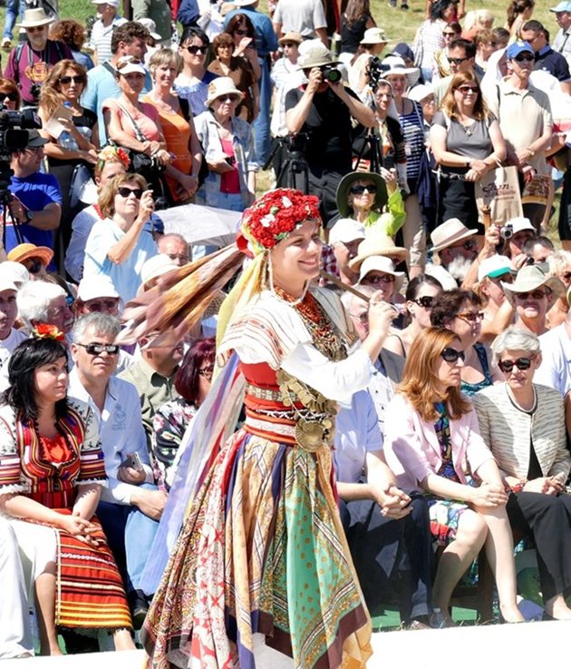 При откриването на събора групи от всички краища на България показват най-характерното за родния си фолклор.