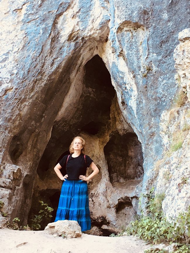 Лиляна Петрова от Плевен се снима пред най-известната пещера в карстовия район край с. Карлуково, в ловешката община Луковит. 