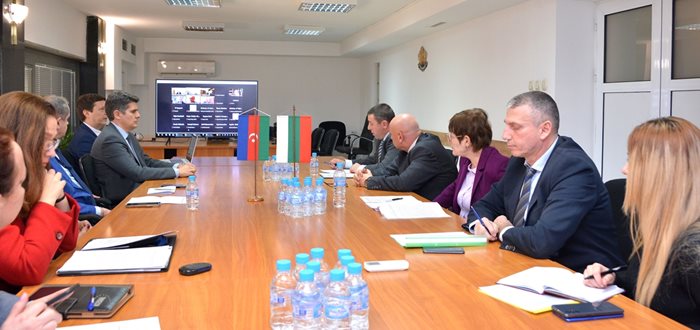 Българския екип по време на видеоконферентната връзка.