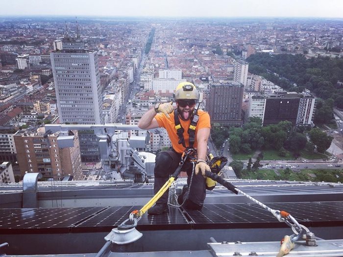 Българин се катери като паяк по небостъргачите в Милано, за да ги чисти. СНИМКИ: Инстаграм на Димитър Харизанов