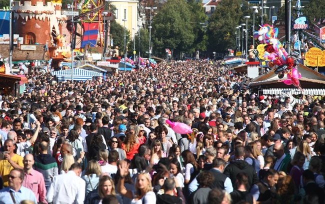 Над шест милиона души се очаква да празнуват на 185-ия "Октоберфест", който приключва на 7 октомври.