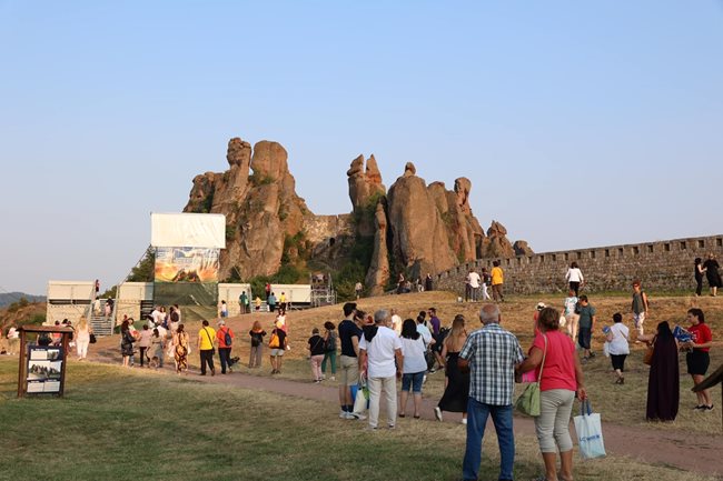 На път към откритата сцена на фона на Белоградчишките скали, където след малко започва премиерата на “Мадам Бътерфлай” от Пучини

СНИМКА: СОФИЙСКА ОПЕРА И БАЛЕТ
