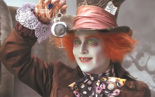 Джони Деп като Лудия шапкар в “Алиса в Страната на чудесата”. Изразът “луд като шапкар”, от който произлиза името на героя, е заради смъртоносните опасности, които крие този занаят.