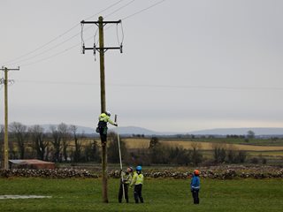 Над 350 000 жилища все още са без ток в Ирландия и Великобритания след бурята "Ейоуин"