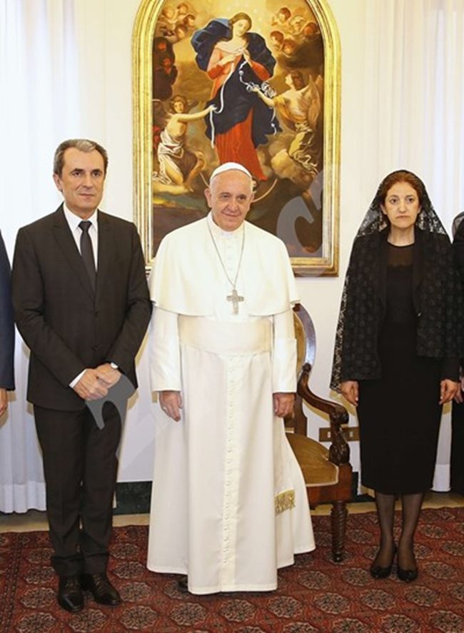 Пламен Орешарски със съпругата си при папата, докато бе министър-председател.