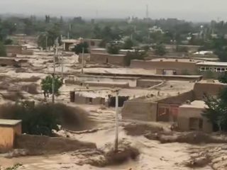 Поне 50 са загинали при наводнения в Афганистан (Видео)