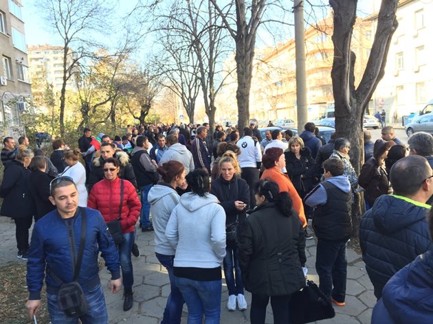 Десетки производители на патици и техните работници от цялата страна по време на мълчаливия им протест пред сградата на Българската агенция по безопасност на храните Снимки: Андрей Белоконски