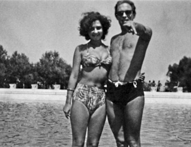 Анахид Тачева, току-що завършила гимназия, с бански костюм, който си е ушила сама. На снимката е с Коста Цонев на море през 60-те години.