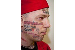 37-годишният Били е отдал лицето си за татуировки на интернет сайтове с порнографско съдържание.