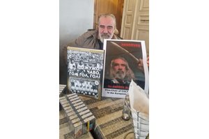 Андрей Слабаков с плаката за запазената маса, както и с последната книга за любимия отбор “Славия”, която му бе подарена от автора Николай Кръстев
СНИМКА: ГЕОРГИ БАНОВ