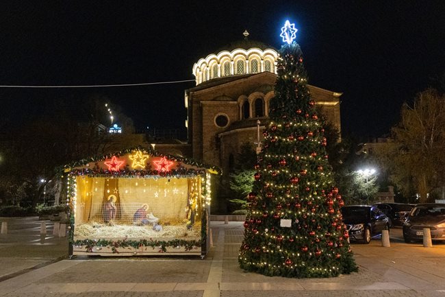 Къщичка със сцената на Рождество Христово е част от коледната украса на площад “Св. Неделя"
