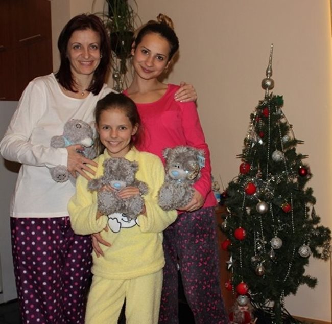 Юлия Байчева с двете си дъщери.В момента семейството е обединено от мисията да спаси живота на голямата дъщеря Александрина.