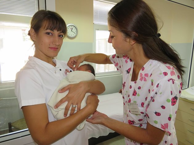 Студентките Милена Видева и Румяна Лицанова обгрижват новородено бебе.