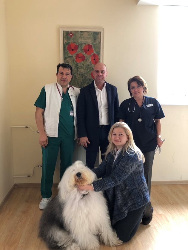 Кметът на "Тракия" Костадин Димитров / в средата/  и кучето Мон посетиха детската клиника в Пловдив.