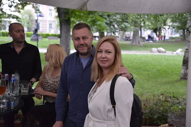 Журналистът Георги Милков и Линда Петкова позират щастливи за снимка.