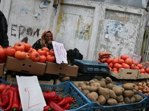 Цената на вносните домати и краставици пада