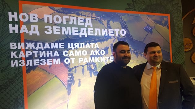 Павел Стоименов с Петко Василев (вдясно), управител на KWS
Снимка: Ваня Велинска