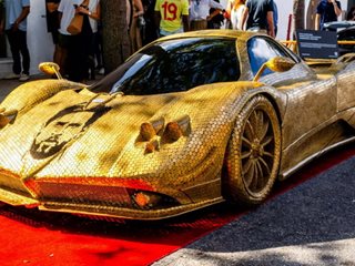 Макет на Pagani Zonda, изработен от 100 000 монети, с лика на Меси на капака