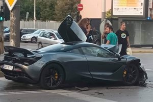 Автомобилът е сериозно пострадал Снимки: Надежда Дойчева