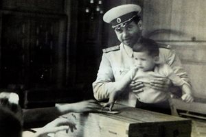 Малкият Стефан с баща си Ламби Данаилов гласуват.