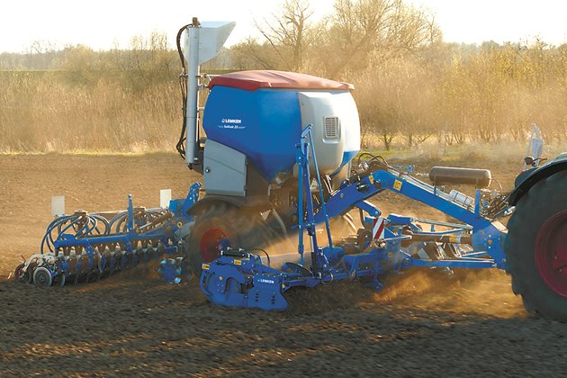 Solitair 25 се комбинира със сеялки или Strip-Till машини