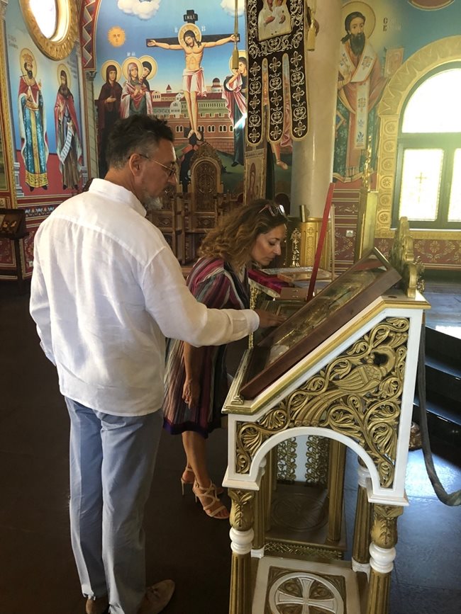 Йордан Динев показва на посланик Джузепина Дзара черквата “Свети Власий”, изградена от оглавяваната от него фондация.
СНИМКА: АВТОРЪТ
