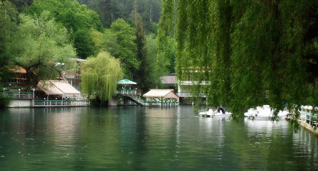 Клептуза е един от най-големите карстови извори в България. Подземната вода излиза на повърхността бистра и студена с температура 8°C.