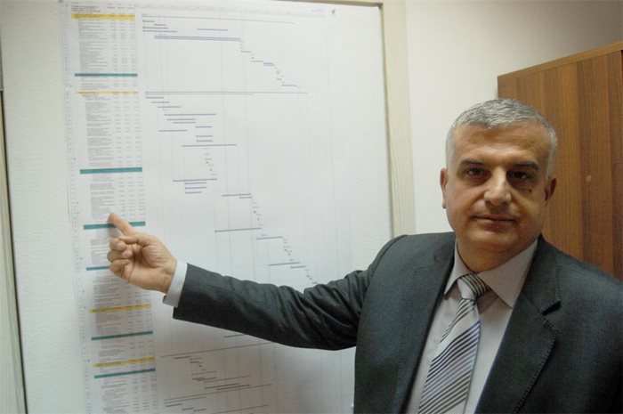 Шефът на Българския енергиен холдинг Михаил Андонов показва графика със сроковете по проекта "Южен поток".