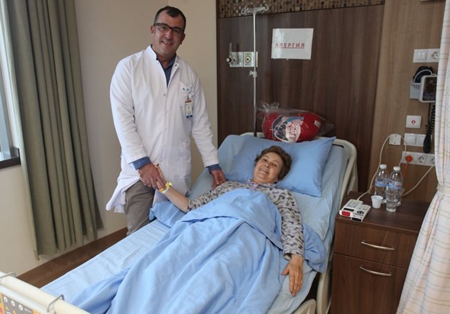 Д-р Цанко Гълъбов разговаря с 66-годишната Недялка Величкова. Снимки Румяна Тонева