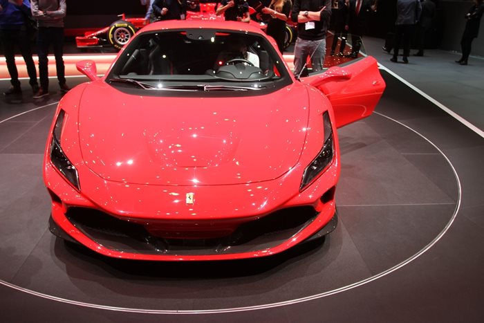 Ferrari F8 Tributo е с 50 коня по-мощен и с 40 кг по-лек от 488 GTB. Колата ускорява от 0 до 100 км/ч само за 2,8 секунди.