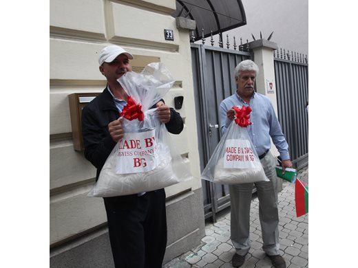 Жителите на Белащица дариха Швейцарско посолство с чували с прах от близката кариера