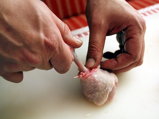Изследват поне 5 проби годишно за хормони в пилешкото месо