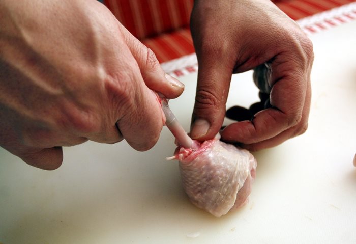 За пилешкото месо често има съмнения, че са ползвани забранени хормони.