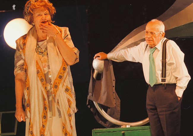Таня Лолова и Георги Русев в постановката на Театър 199 “Нищо не помня”. Това е последната роля на големия актьор. Той сам слезе от сцената.