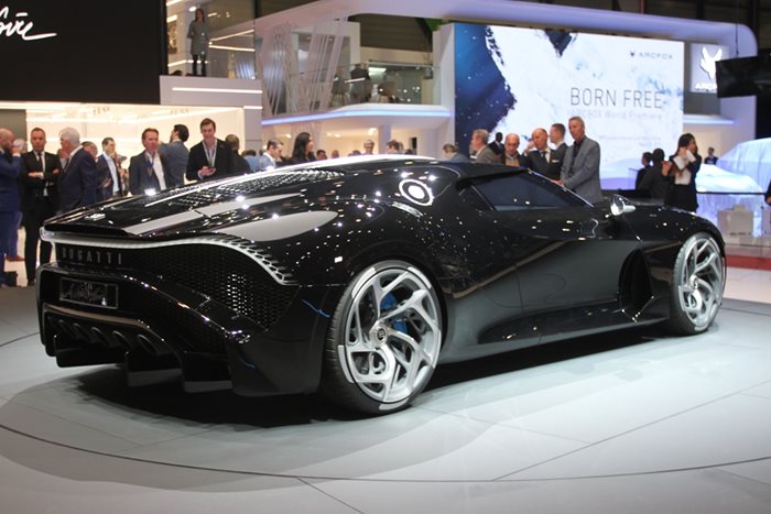 Bugatti La Voiture Noire струва 11 милиона евро и вече е продаден. Всички детайли и елементи по колата са направени ръчно.