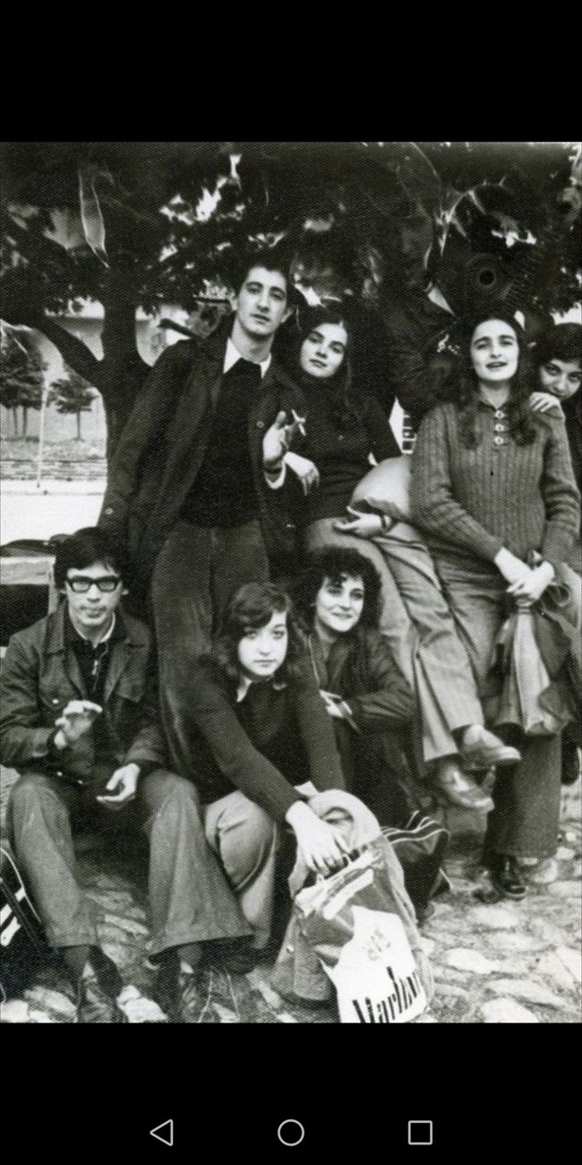 Етиен Леви (изправеното момче на втория ред) със свои приятели като ученик. СНИМКА: ЛИЧЕН АРХИВ