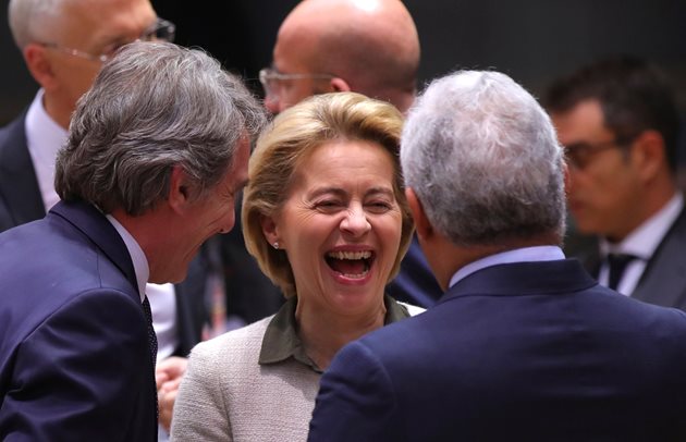 Шефката на ЕК Урсула фон дер Лайен се смее с председателя на Европарламента Давид Сасоли (вляво) и португалския премиер Антониу Коща.