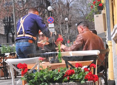 Бивш прокурор пийва винце на слънце