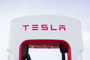 Зарядните станции на Tesla Supercharger са само няколко в България, но колите на американската компания могат да се зареждат и на колонките на други фирми. Снимка: производителите