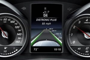 Distronic е първият адаптивен темпомат, въведен от Mercedes (S-класата) през 1999 г.