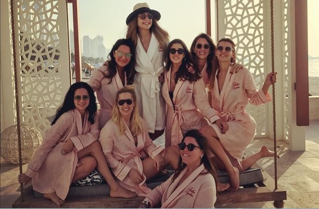 Мина (горе в бяло) с приятелките си на моминското парти в Дубай, след което всички загиват.