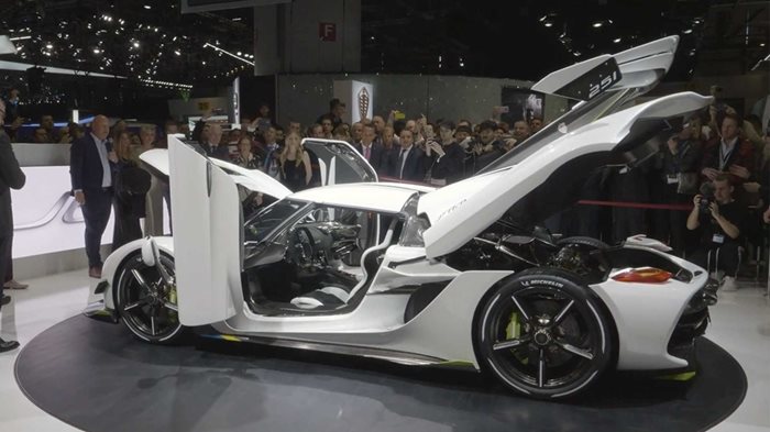 Общият тираж на Koenigsegg Jesko ще бъде 125 копия. Цената на една кола е около три милиона долара. СНИМКИ: ГЕОРГИ ЛУКАНОВ
