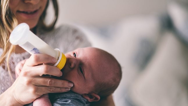 В кои случаи е притеснително бебето да повръща част от млякото?