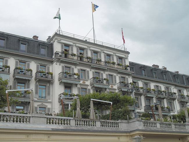 Хотел „Трите корони“ е сред най-скъпите и аристократични места във френска Швейцария. Там е бил и купонът след сватбата на Симеон Сакскобургготски и Маргарита Гомес Асебо и Сехуела.