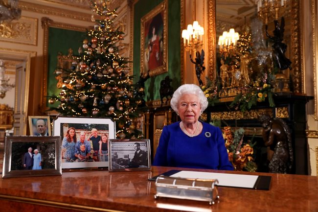 По време на коледното обръщение на кралицата към нацията няма никаква снимка на Хари и Меган на бюрото на Нейно Величество.
